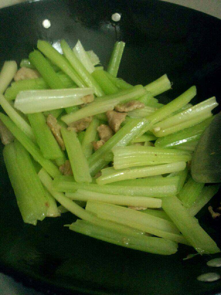 芹菜炒瘦肉,炒至变色 在将芹菜倒入一起炒 在加入盐 鸡精粉 炒至断生即可