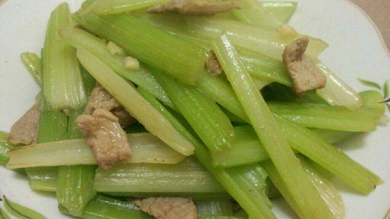 芹菜炒瘦肉,关火 盛盘