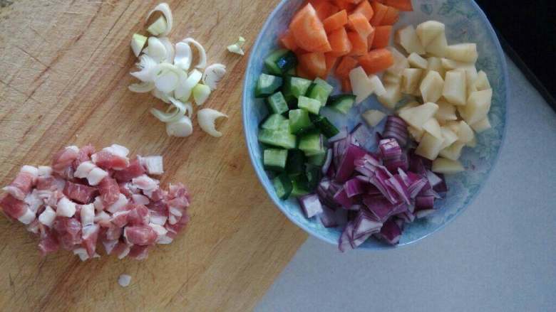 咖喱羊肉饭,<a style='color:red;display:inline-block;' href='/shicai/ 25'>胡萝卜</a>，<a style='color:red;display:inline-block;' href='/shicai/ 29'>洋葱</a>，<a style='color:red;display:inline-block;' href='/shicai/ 54'>黄瓜</a>，<a style='color:red;display:inline-block;' href='/shicai/ 23'>土豆</a>，<a style='color:red;display:inline-block;' href='/shicai/ 329'>羊肉</a>都切丁