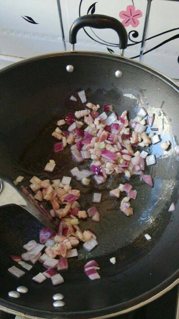 咖喱羊肉饭,锅中倒油，油热加入洋葱和羊肉翻炒，加入<a style='color:red;display:inline-block;' href='/shicai/ 718'>料酒</a>炒至羊肉变色