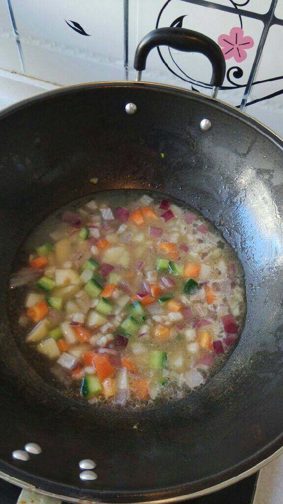 咖喱羊肉饭,加入<a style='color:red;display:inline-block;' href='/shicai/ 156925'>水</a>，炖10分钟