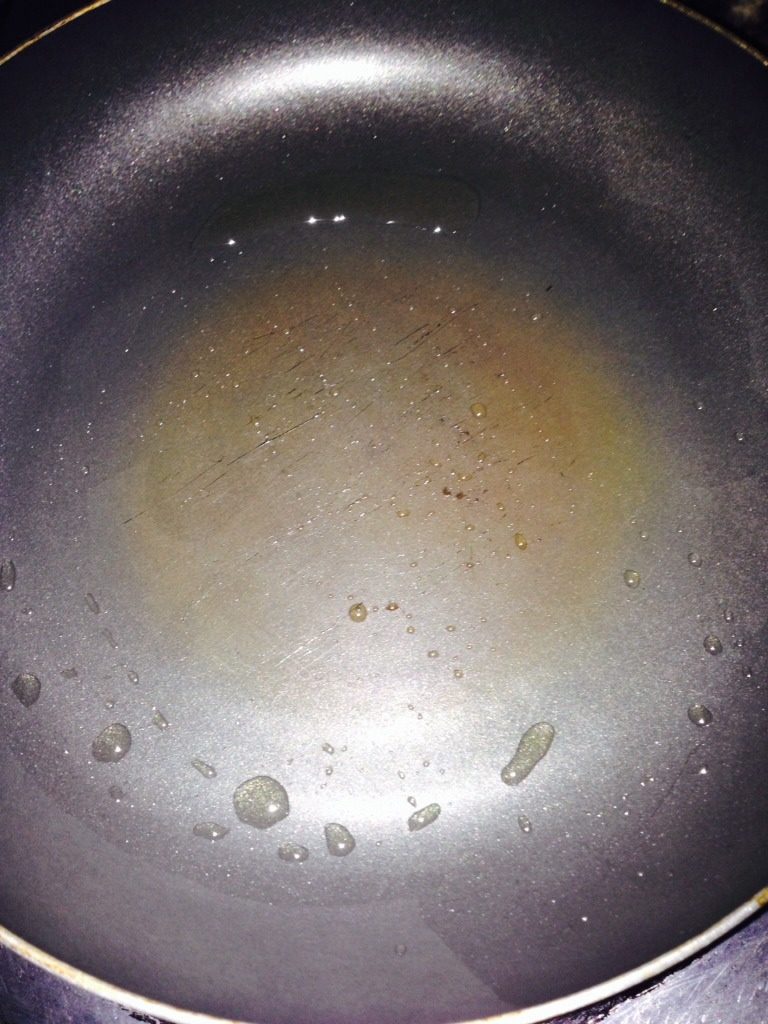 葱花火腿蛋卷,平底锅放少许油小火加热
