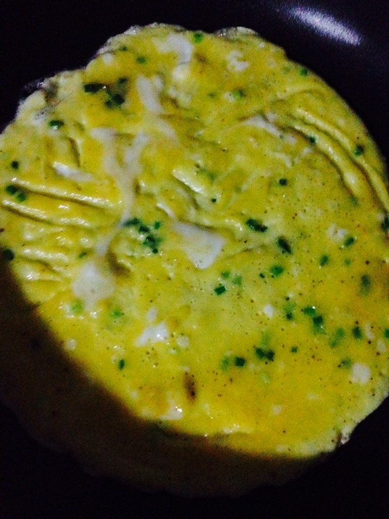 葱花火腿蛋卷,倒入蛋液