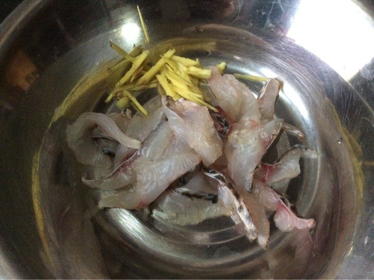 罗非鱼片蒸鸡蛋,罗非鱼洗净起鱼片,切姜丝,落盐、胡椒粉、糖、生粉、橄榄油捞好