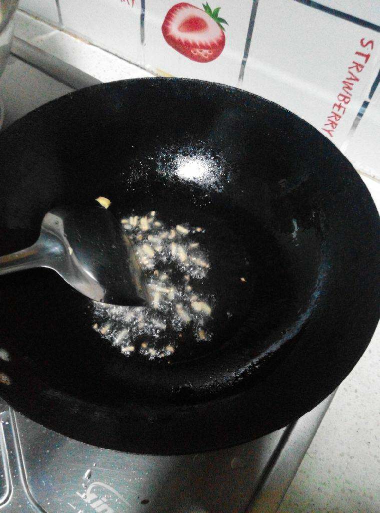 黄瓜皮蛋汤,起锅，热油，下入姜末