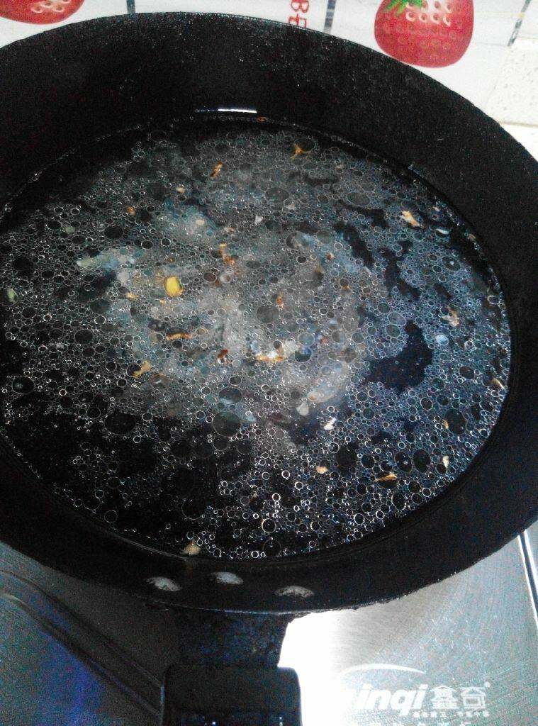 黄瓜皮蛋汤,倒入适量的水，调入盐，加盖，直至水沸腾