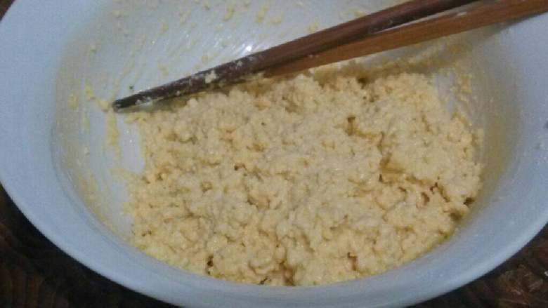 鹌鹑豆腐,<a style='color:red;display:inline-block;' href='/shicai/ 465'>豆腐</a>压成细泥,加入蛋黄,淀粉,细,搅拌均匀