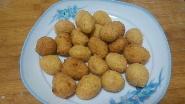 鹌鹑豆腐,豆腐泥团成鹌鹑蛋大小入锅炸金黄色捞出