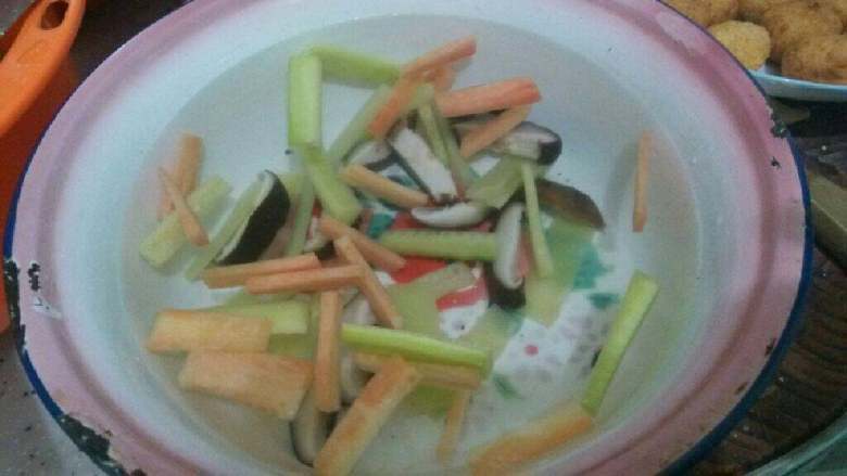鹌鹑豆腐,另起锅烧水,黄瓜,胡萝卜,莴笋,香菇片锅稍煮,捞出过凉水