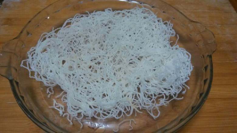 鹌鹑豆腐,炒锅加油烧热,粉丝入锅炸蓬起如鸟窝状捞出放盘中作底