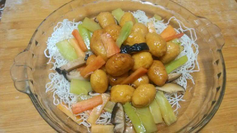 鹌鹑豆腐,炒锅上火烧热加<a style='color:red;display:inline-block;' href='/shicai/ 845'>高汤</a>、<a style='color:red;display:inline-block;' href='/shicai/ 718'>料酒</a>、<a style='color:red;display:inline-block;' href='/shicai/ 692'>酱油</a>、盐、<a style='color:red;display:inline-block;' href='/shicai/ 10588'>糖</a>等烧开，倒入鹌鹑豆腐及过水的配菜翻炒几下淋入水淀粉勾芡，颠翻后再淋入<a style='color:red;display:inline-block;' href='/shicai/ 847'>香油</a>，起锅装盘