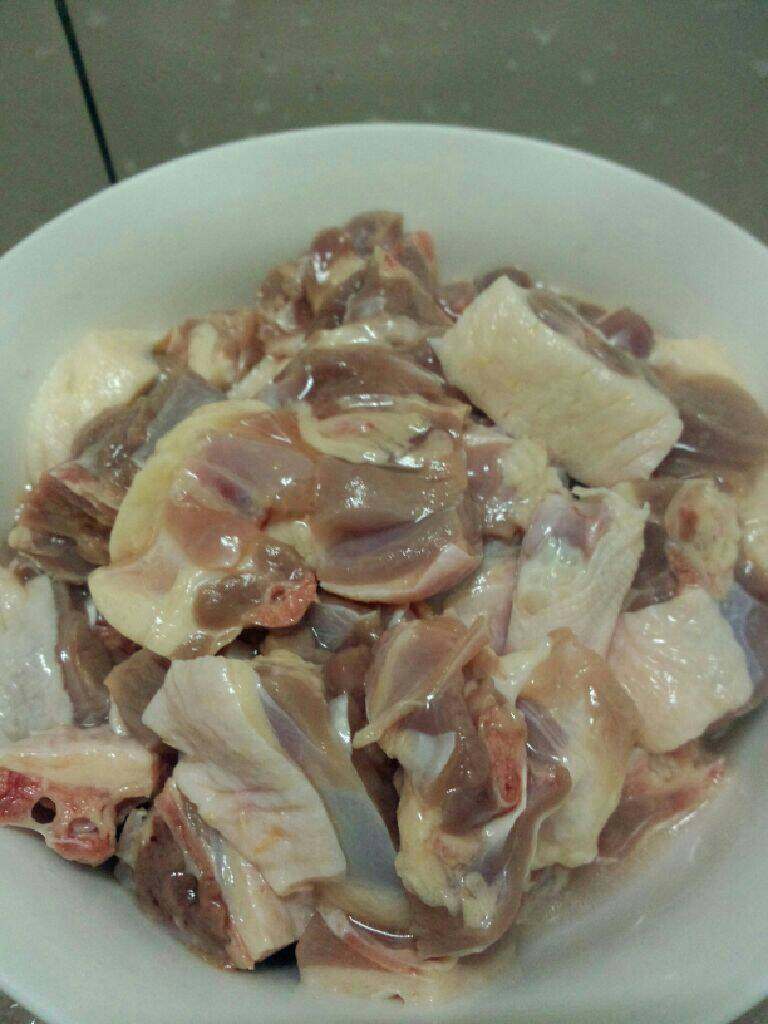 炒鸭肉,<a style='color:red;display:inline-block;' href='/shicai/ 320'>鸭肉</a>洗干净待用