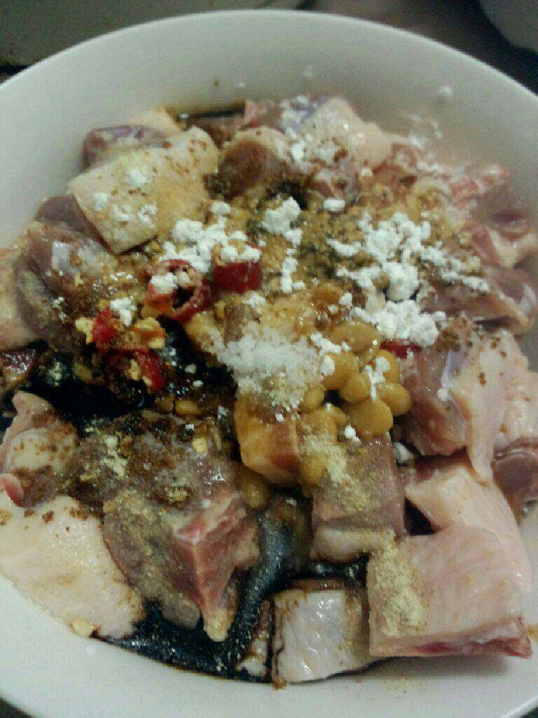 炒鸭肉,鸭肉加入<a style='color:red;display:inline-block;' href='/shicai/ 788'>生抽</a>  <a style='color:red;display:inline-block;' href='/shicai/ 762'>老抽</a>(<a style='color:red;display:inline-block;' href='/shicai/ 762'>老抽</a>为提色) <a style='color:red;display:inline-block;' href='/shicai/ 9144'>豆酱</a> 小辣椒 <a style='color:red;display:inline-block;' href='/shicai/ 720'>胡椒粉</a> 沙茶粉 盐 淀粉