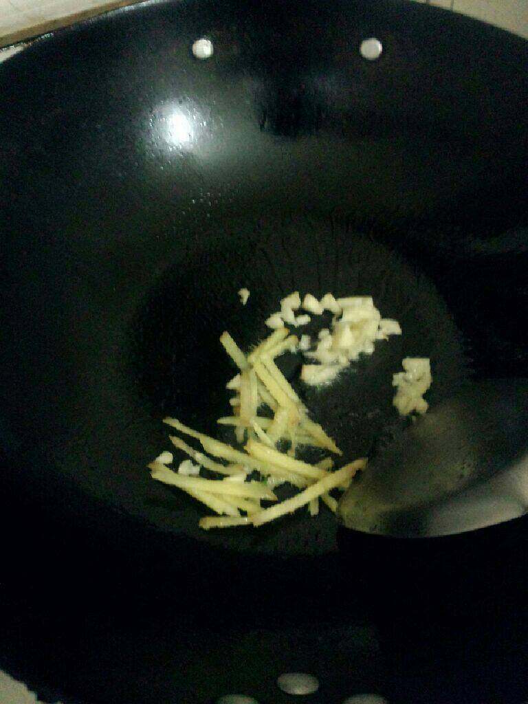 炒鸭肉,锅加入少许油烧热 把姜和蒜放入爆香