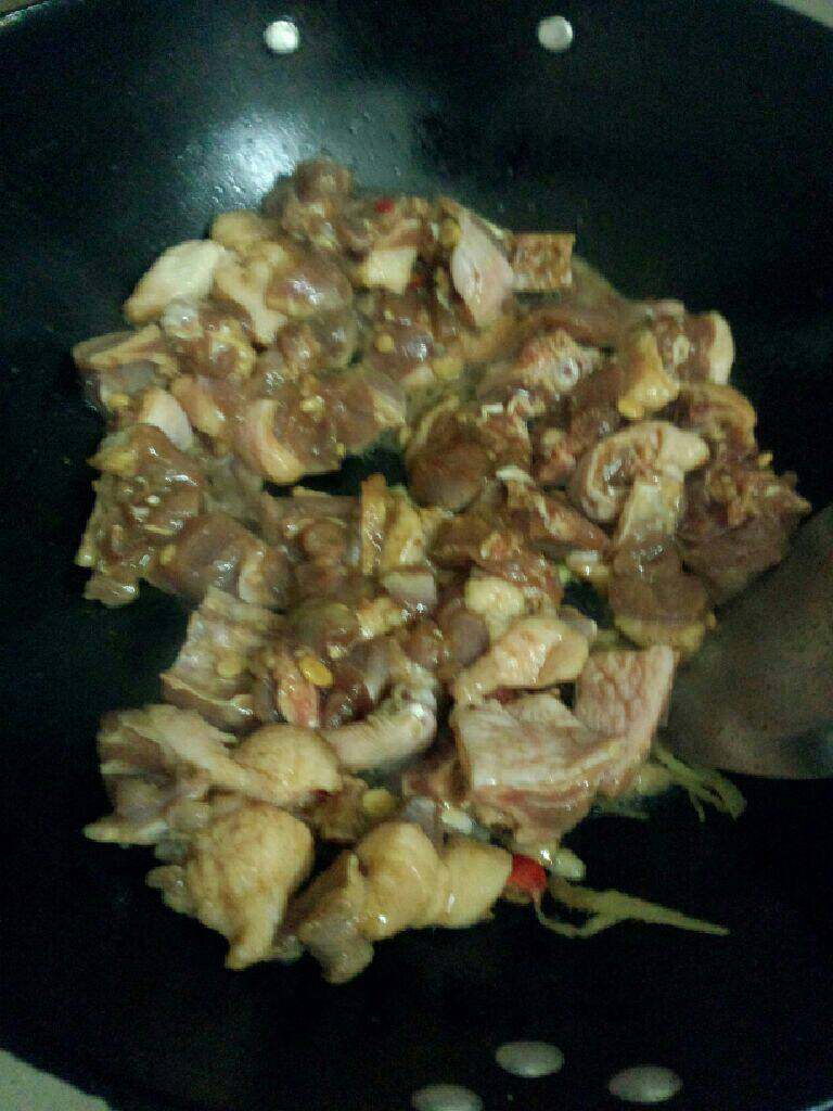 炒鸭肉,在把腌制好的鸭肉放入炒