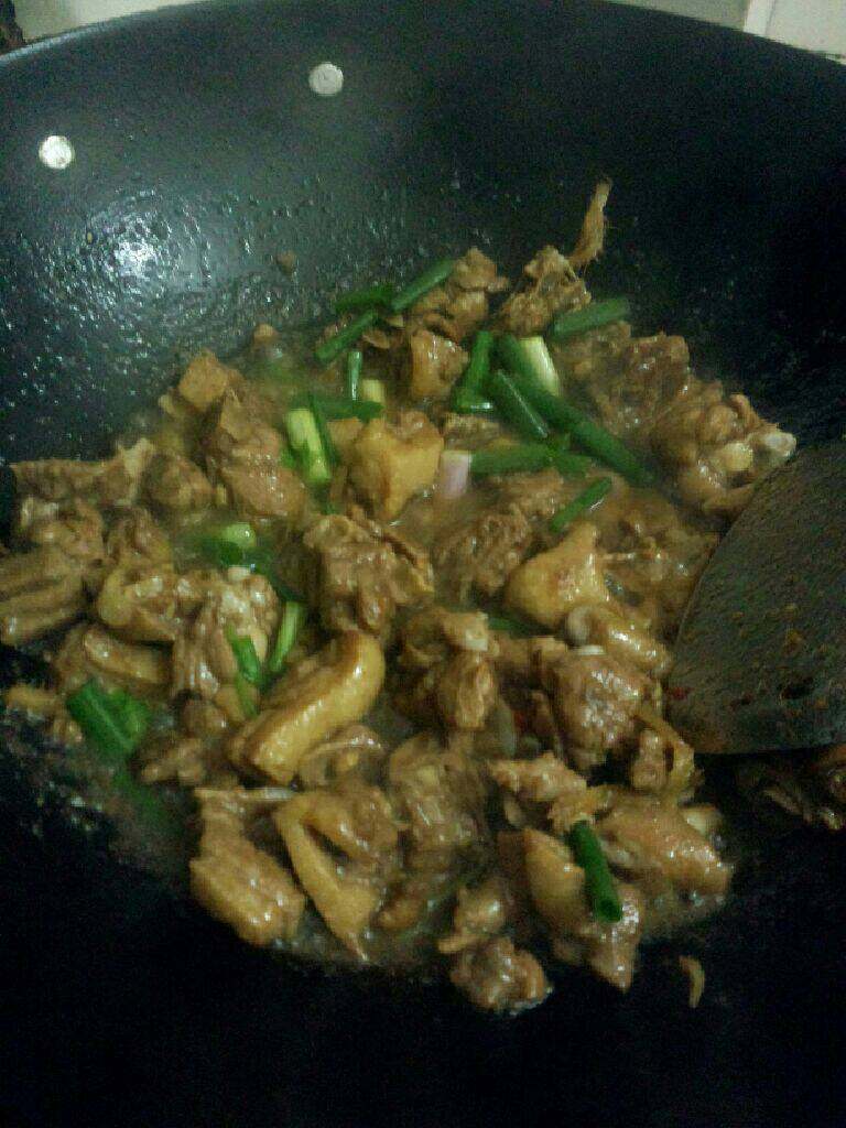 炒鸭肉,炒至九分熟就在把葱段放入炒断生即可