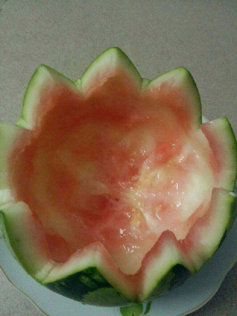 水果沙拉,<a style='color:red;display:inline-block;' href='/shicai/ 605'>西瓜</a>切开两半  把<a style='color:red;display:inline-block;' href='/shicai/ 605'>西瓜</a>肉挖出来  在把<a style='color:red;display:inline-block;' href='/shicai/ 605'>西瓜</a>弄成花形如图