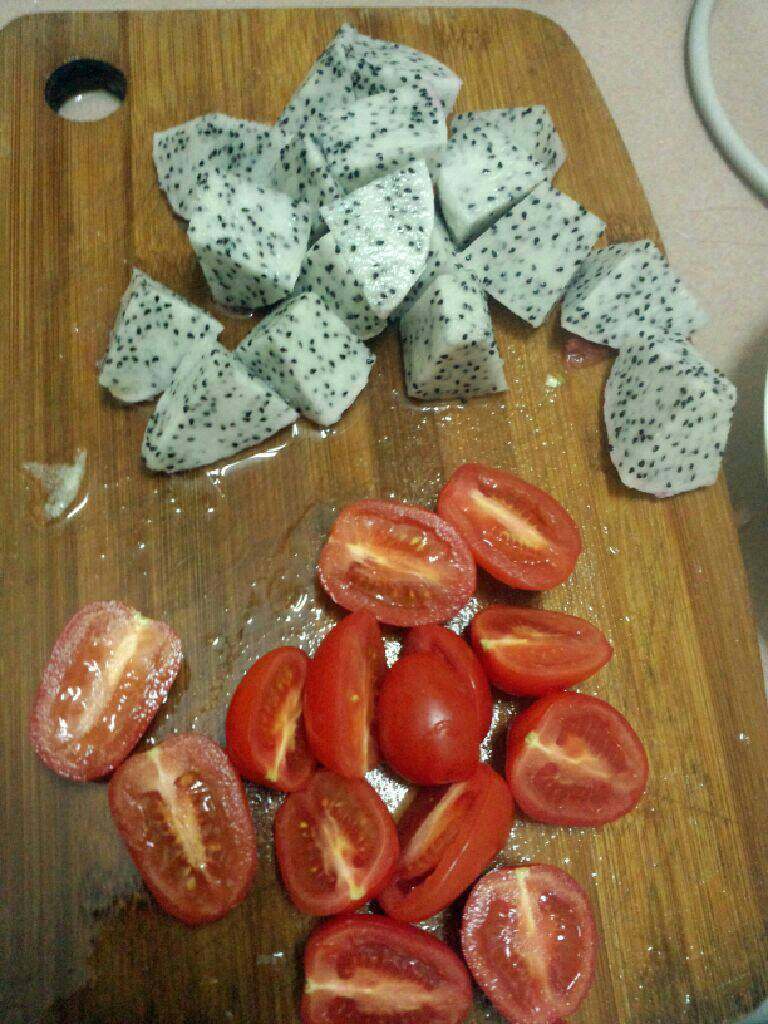 水果沙拉,<a style='color:red;display:inline-block;' href='/shicai/ 608'>火龙果</a>去皮切块 <a style='color:red;display:inline-block;' href='/shicai/ 3438'>圣女果</a>洗干净拿一半切对半待用