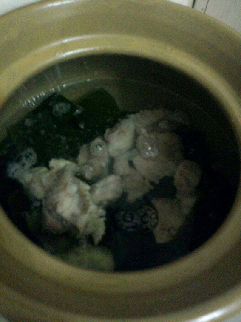 海带骨头汤,拿出沙锅加水烧开  把备好的骨头 海带  姜全部放入  用大火煲开   在转小火煲