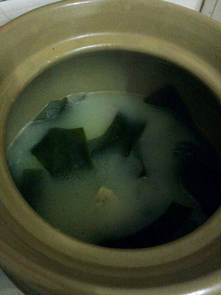 海带骨头汤,煲一小时左右在加入盐煲十来分钟即可关火