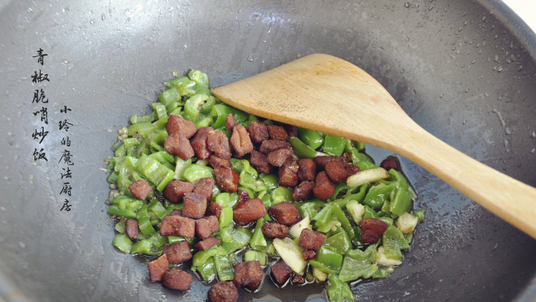 青椒脆哨饭,把青椒炒至7分熟倒入<a style='color:red;display:inline-block;' href='/shicai/ 7496'>脆哨</a>,翻炒一会。