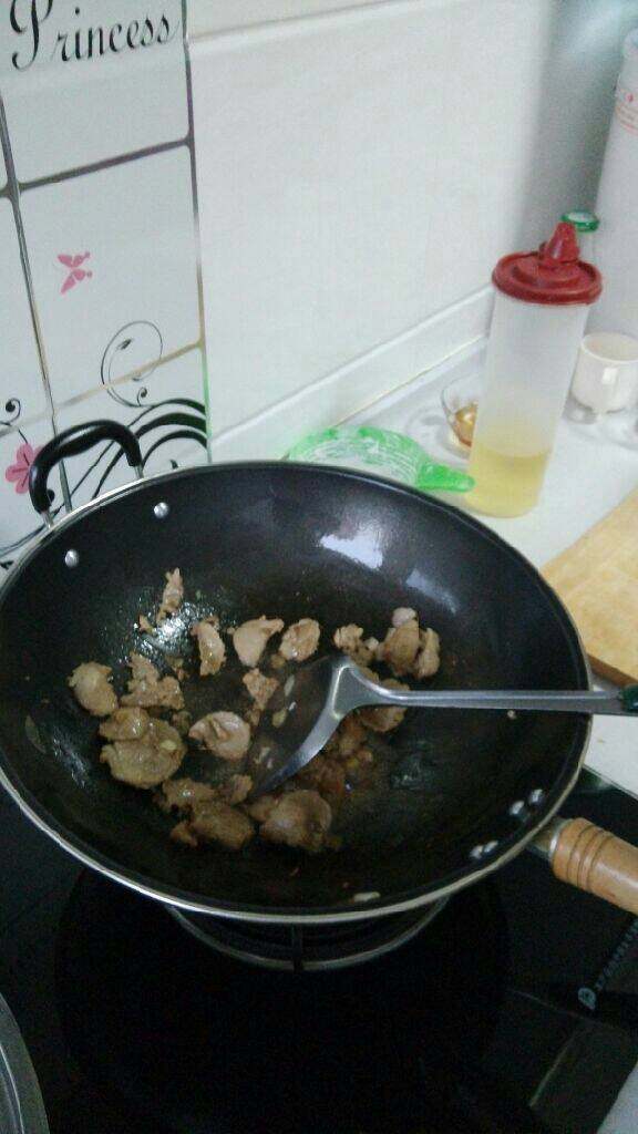 芹菜炒肉,锅中倒油，油热，加入葱花煸香，放入肉片翻炒加入<a style='color:red;display:inline-block;' href='/shicai/ 692'>酱油</a>继续翻炒至肉变色