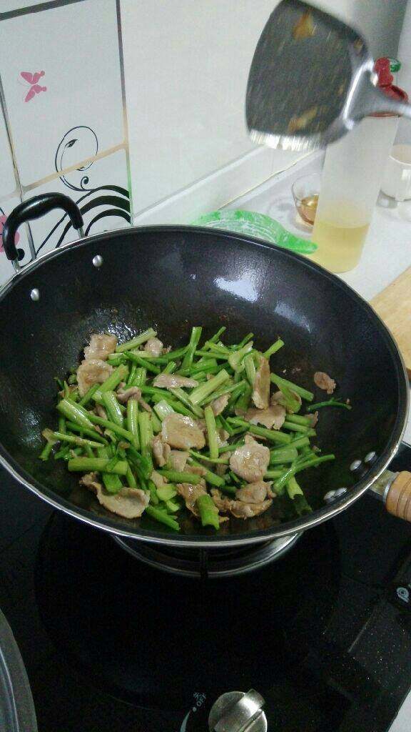 芹菜炒肉,加入芹菜翻炒至熟即可