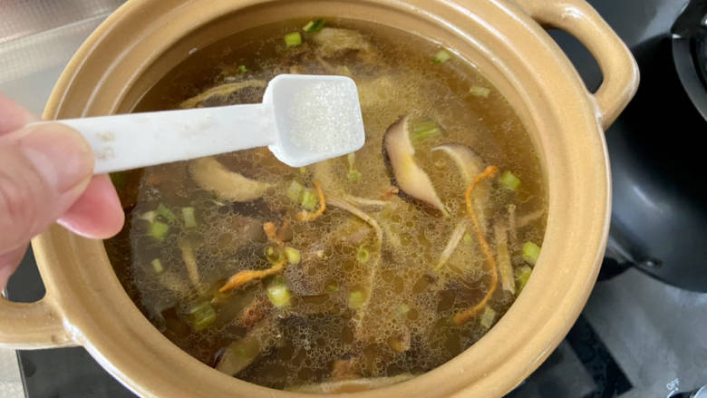 豆腐蛋花汤➕杂菌豆腐蛋花汤,调味:半茶匙<a style='color:red;display:inline-block;' href='/shicai/ 3729'>白糖</a>增鲜,中和菌菇的少许苦涩味