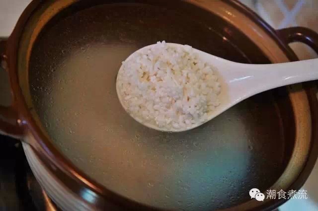 潮汕砂锅粥(By 朱小虫),在砂锅中加入冷水,将浸泡后膨胀开的大米放入锅中,下锅前在大米中加点花生油拌匀,对避免粘锅有一定的效果;