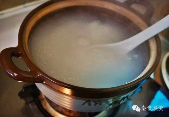 潮汕砂锅粥(By 朱小虫),快火猛煮至米粒开花,将盖子打开;大米煮开后要开始用勺子慢慢搅拌,如果粘底就前功尽弃了。