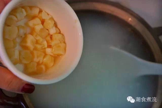 潮汕砂锅粥(By 朱小虫),加入干贝和虾米