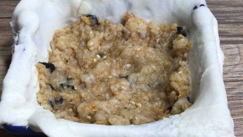 芝士鲜虾饭包,装入一半的米饭,摊平