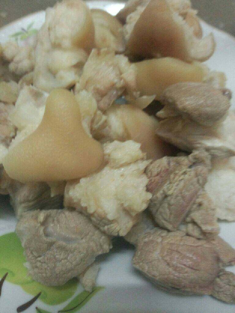 卤猪脚,飞好后在用清水清洗干净待用