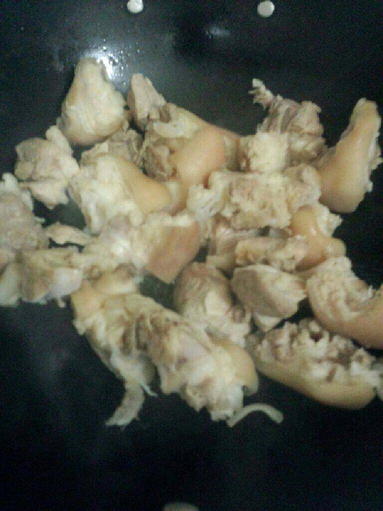 卤猪脚,锅加少许油烧热 把猪脚放入略炒