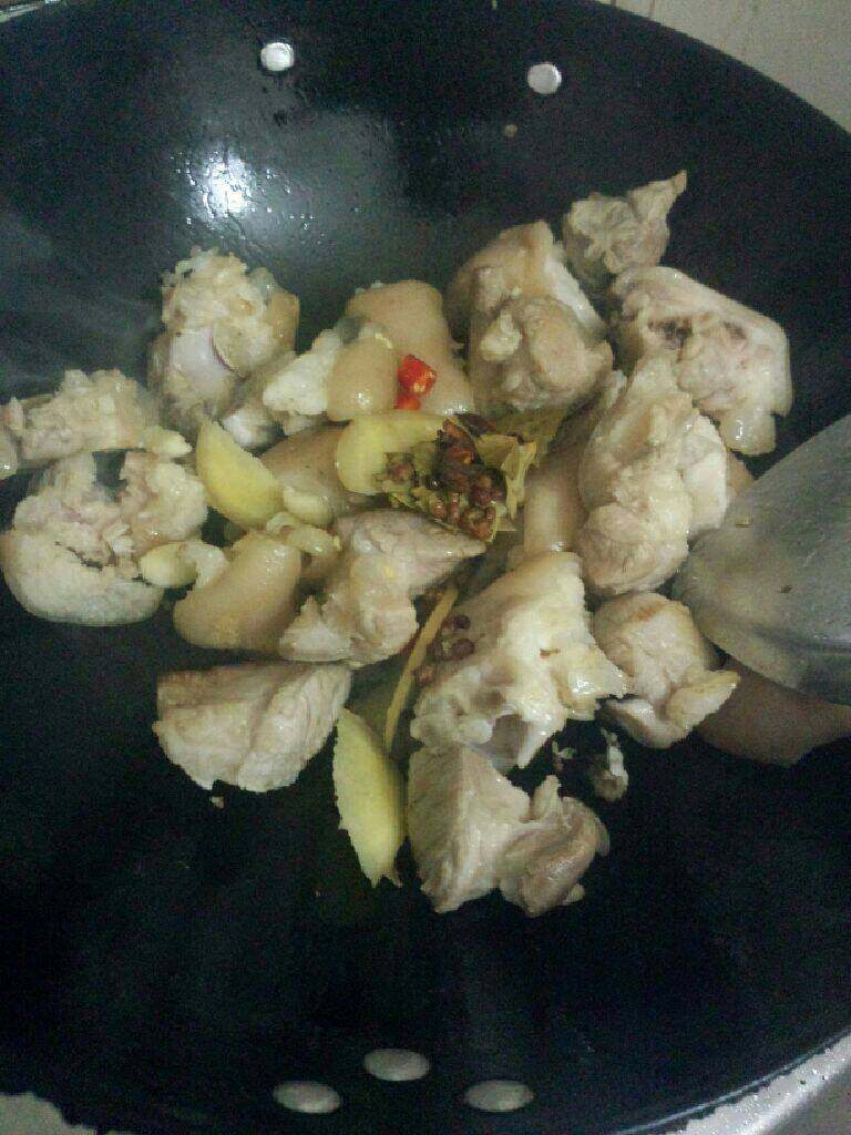 卤猪脚,在把辣椒 花椒 八角 香叶 姜放入略炒香