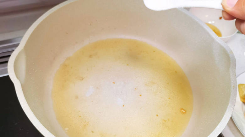 葱烧老豆腐,留少许底油,起锅烧油,放入葱花爆香,依次加入生抽,老抽,蚝油,糖适量,然后倒入适量清水搅拌后放入炸好的豆腐和葱段搅拌