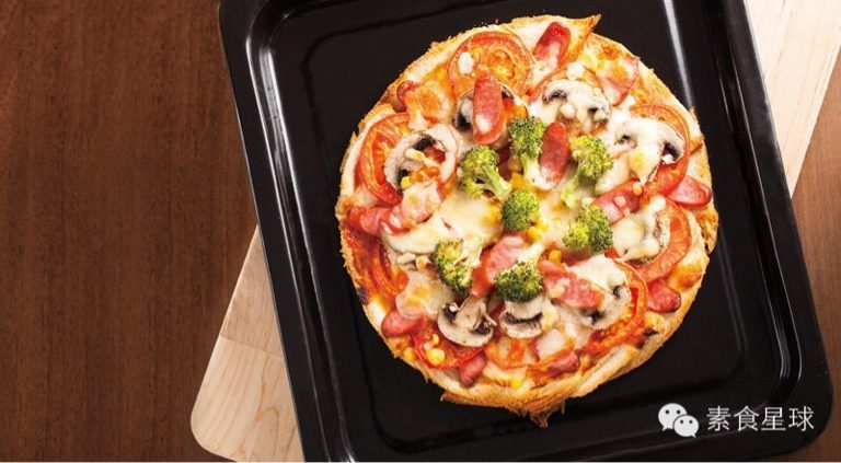 素食披萨,将烤盘放入已经预热的烤箱。 以上下火180°C烤10分鐘,至披萨