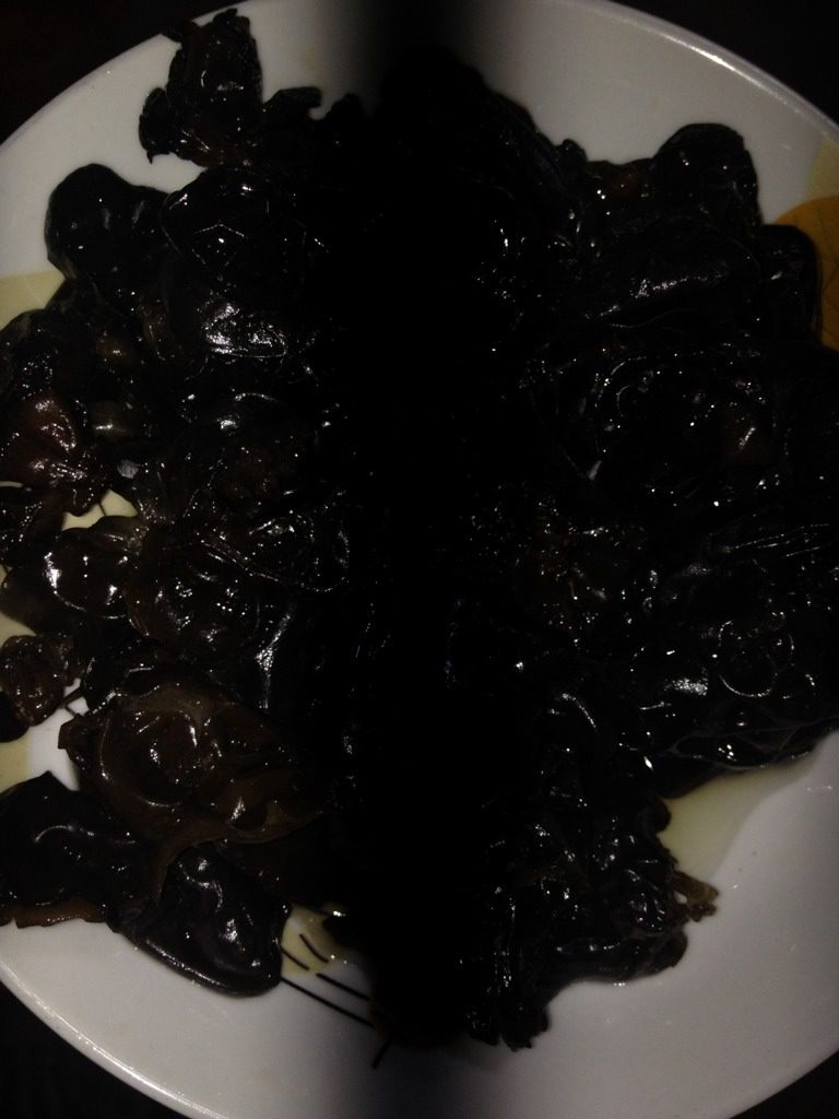 西耳炒虾仁,西耳向在油锅中炸一下再捞起待用