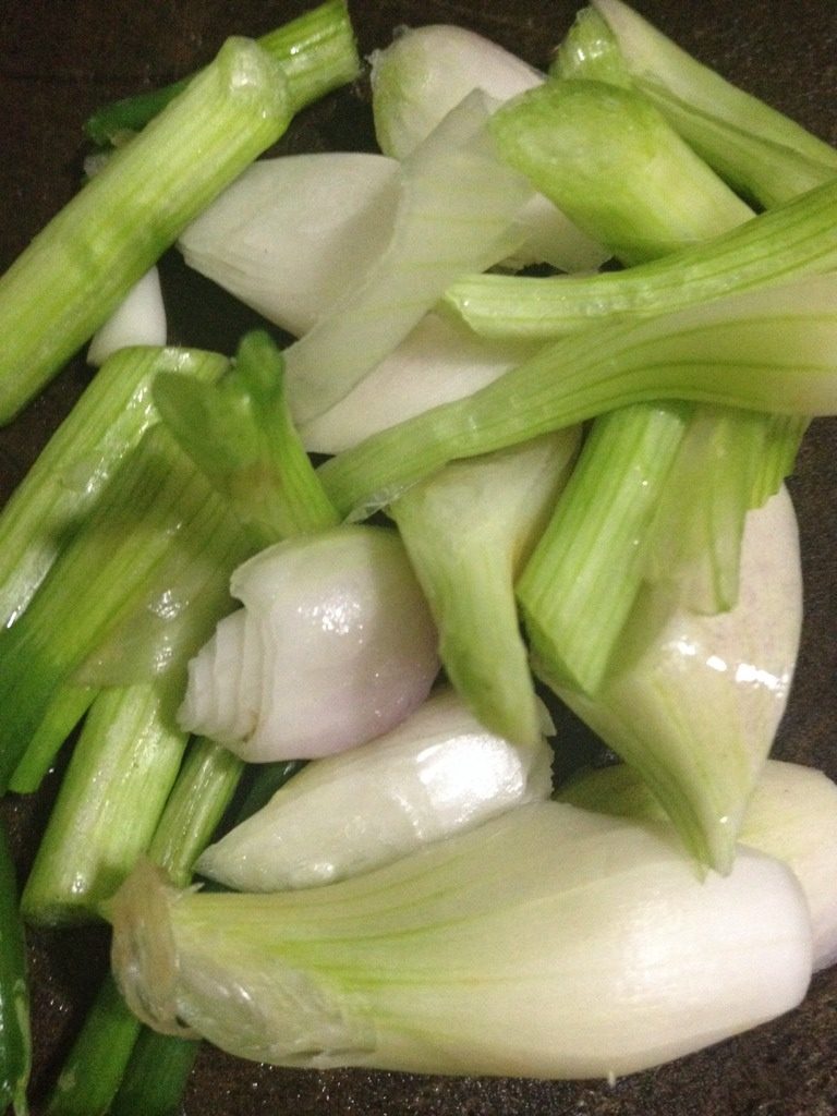 西耳炒虾仁,<a style='color:red;display:inline-block;' href='/shicai/ 163'>葱白</a>洗净切小段，锅中加少许油，<a style='color:red;display:inline-block;' href='/shicai/ 163'>葱白</a>放入锅中炒一下