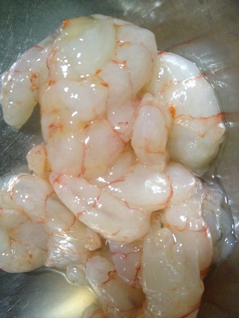 西耳炒虾仁,将洗净的<a style='color:red;display:inline-block;' href='/shicai/ 287'>虾仁</a>放入锅中与葱白一起炒