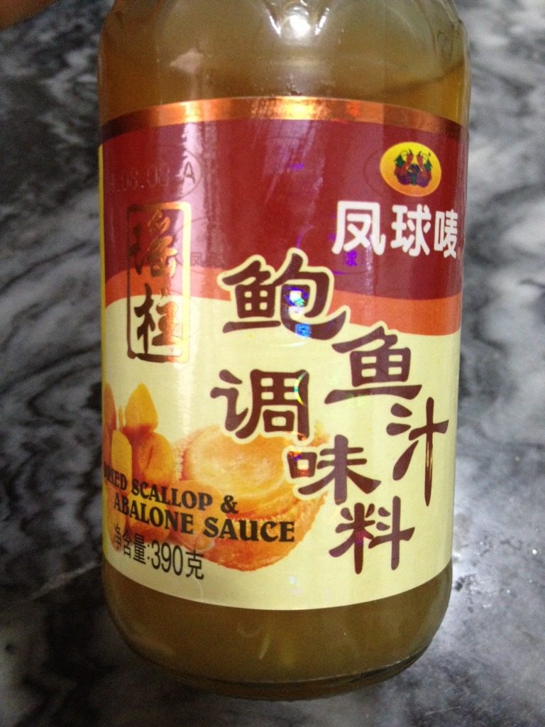 西耳炒虾仁,炒到快熟时就可以调味了，找一个碗，舀两勺凉水，加一勺生粉和一勺<a style='color:red;display:inline-block;' href='/shicai/ 10653'>鲍鱼汁</a>和适量盐，搅拌一下淋在西耳上，在稍微翻炒一下就完成了