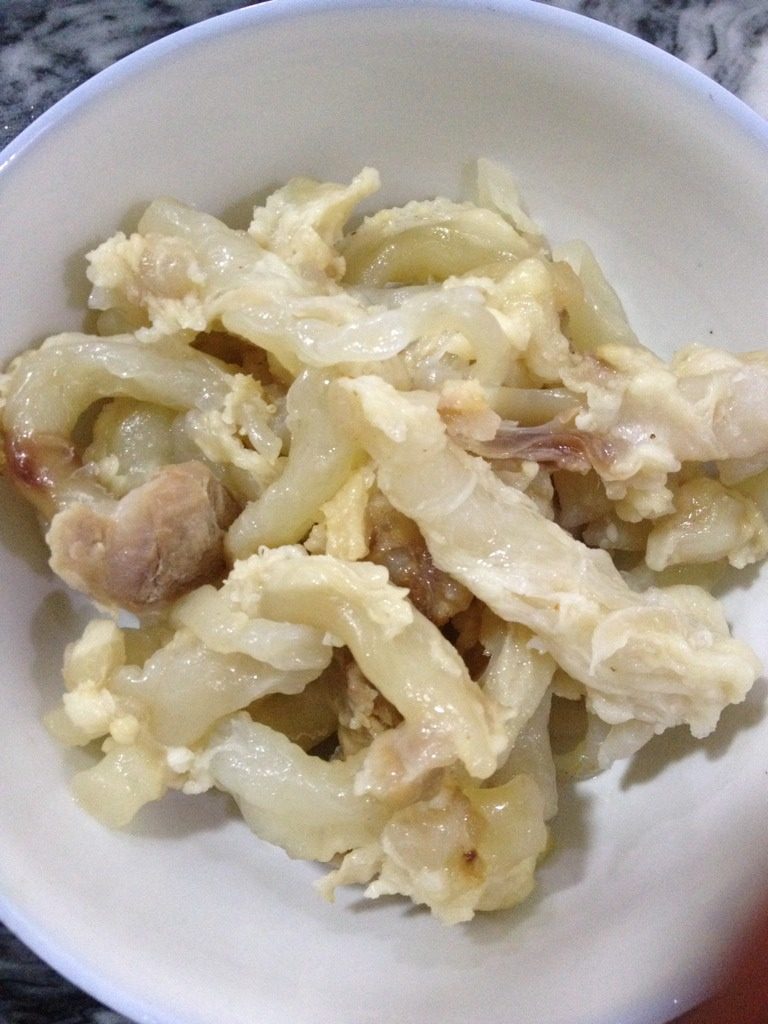 卤猪脚筋,<a style='color:red;display:inline-block;' href='/shicai/ 36364'>猪骨头</a>洗净剁小块，<a style='color:red;display:inline-block;' href='/shicai/ 35347'>猪脚筋</a>洗净切小块待用