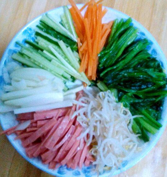 韩式拌饭,将说有材料切成丝备用，如图。