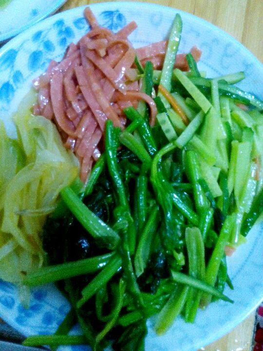 韩式拌饭,将胡萝卜和<a style='color:red;display:inline-block;' href='/shicai/ 120'>豆芽</a>，<a style='color:red;display:inline-block;' href='/shicai/ 117'>菠菜</a>用水焯一下，备用。<a style='color:red;display:inline-block;' href='/shicai/ 425'>香肠</a>和<a style='color:red;display:inline-block;' href='/shicai/ 29'>洋葱</a>，在锅中炒一下，备用。