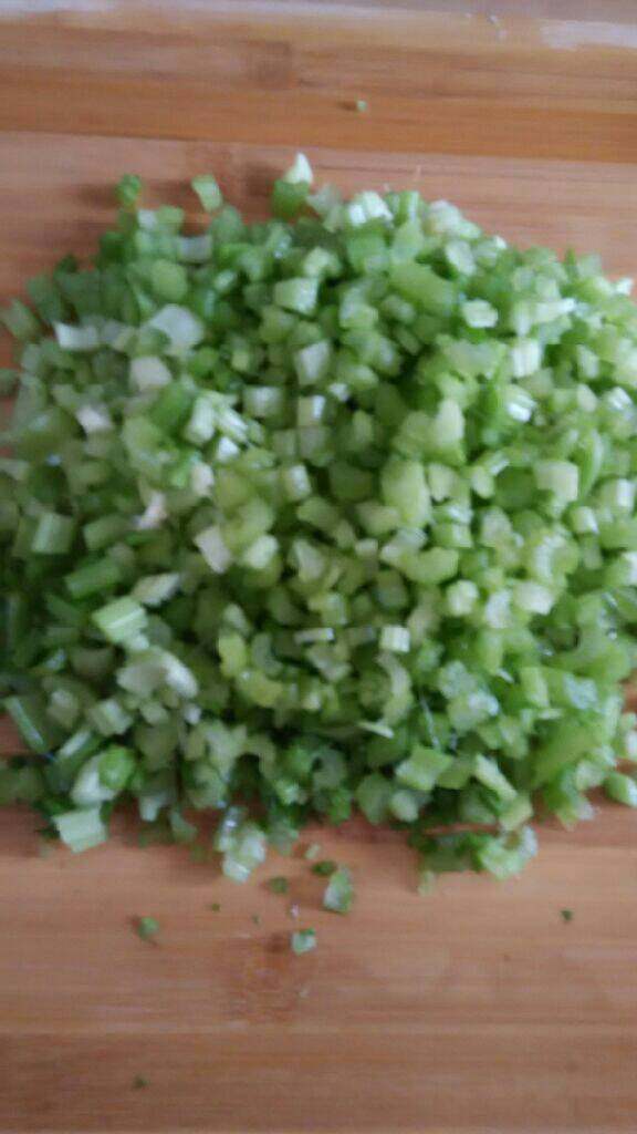 芹菜炒鸡蛋,<a style='color:red;display:inline-block;' href='/shicai/ 125'>芹菜</a>切丁