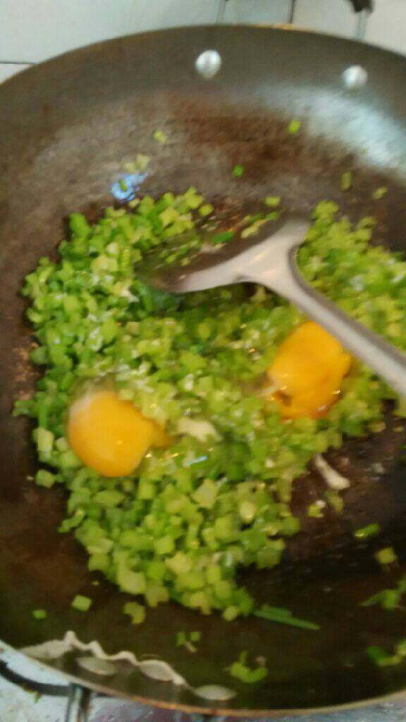 芹菜炒鸡蛋,锅烧热放油，放入芹菜丁翻拌一会放盐，<a style='color:red;display:inline-block;' href='/shicai/ 756'>鸡精</a>翻拌打入<a style='color:red;display:inline-block;' href='/shicai/ 9'>鸡蛋</a>拌均