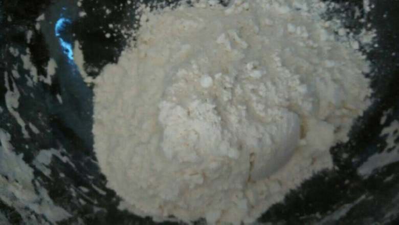 芹菜面,<a style='color:red;display:inline-block;' href='/shicai/ 519'>面粉</a>用芹菜汁和成团