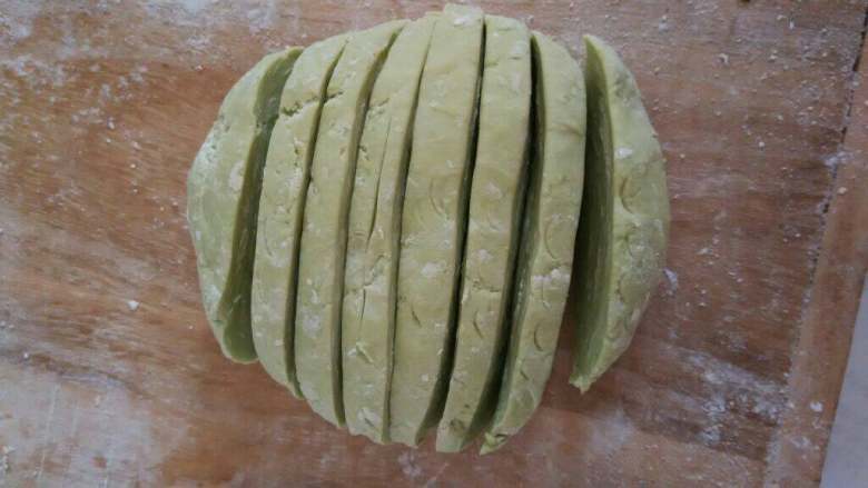 芹菜面,面团切薄片