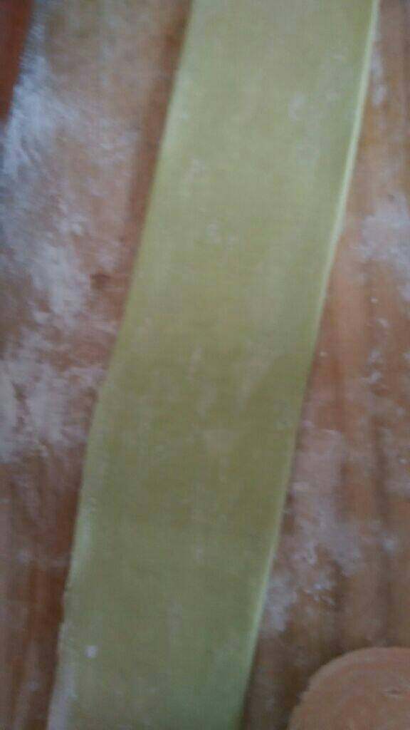 芹菜面,用面条机压成面饼