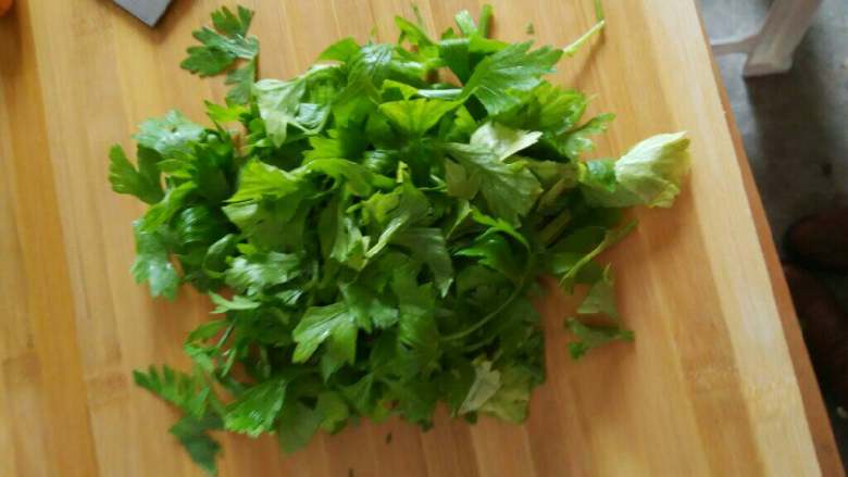 芹菜汁,<a style='color:red;display:inline-block;' href='/shicai/ 125'>芹菜</a>洗净带叶切碎